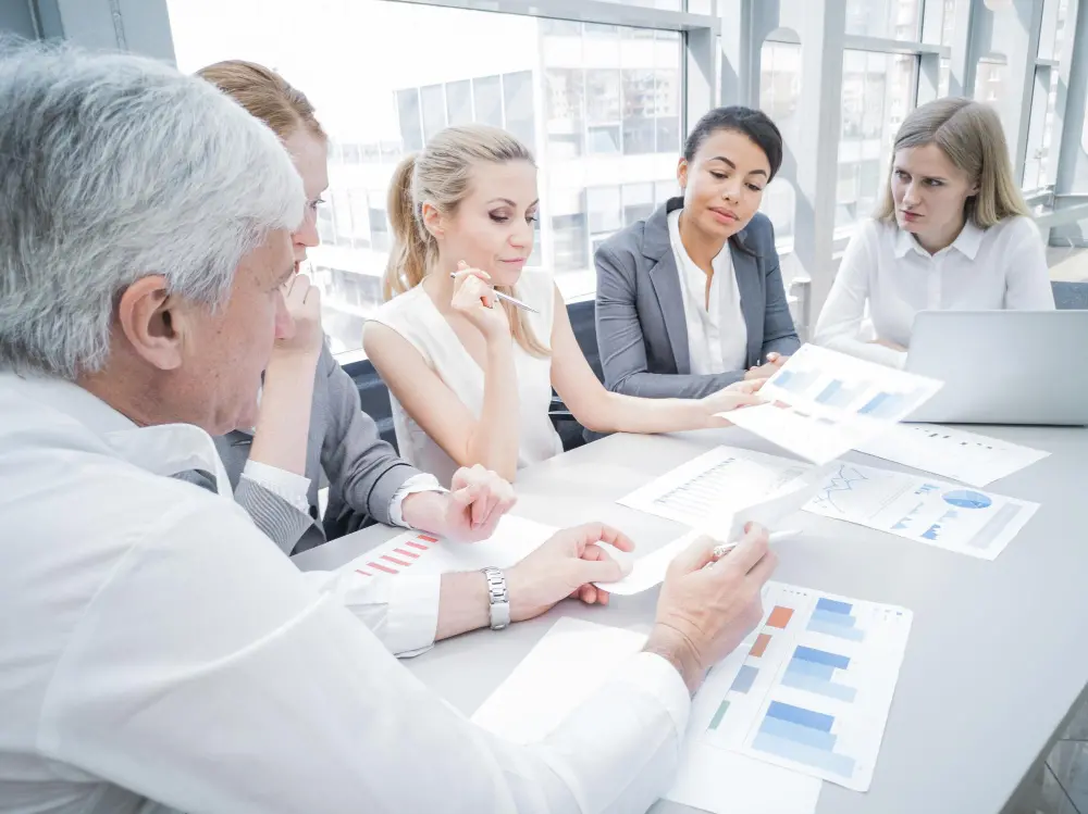Photo business people discussing diagrams