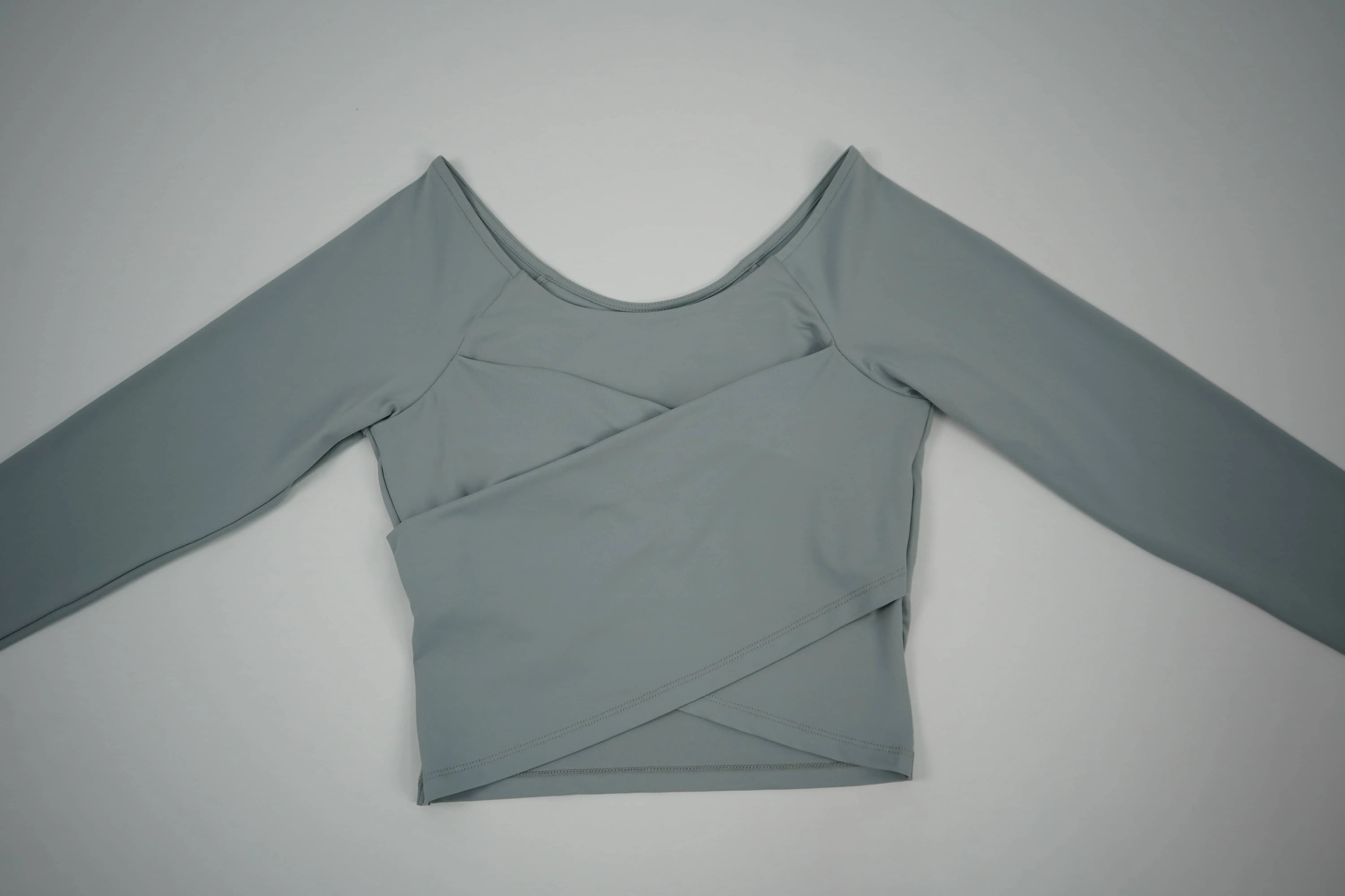 Stay cozy and stylish this season with our Long-Sleeved Yoga Clothes for autumn and winter! Featuring cross pleats, slim fit, and perfect for fitness activities. We support wholesale and custom yoga wear sportswear!