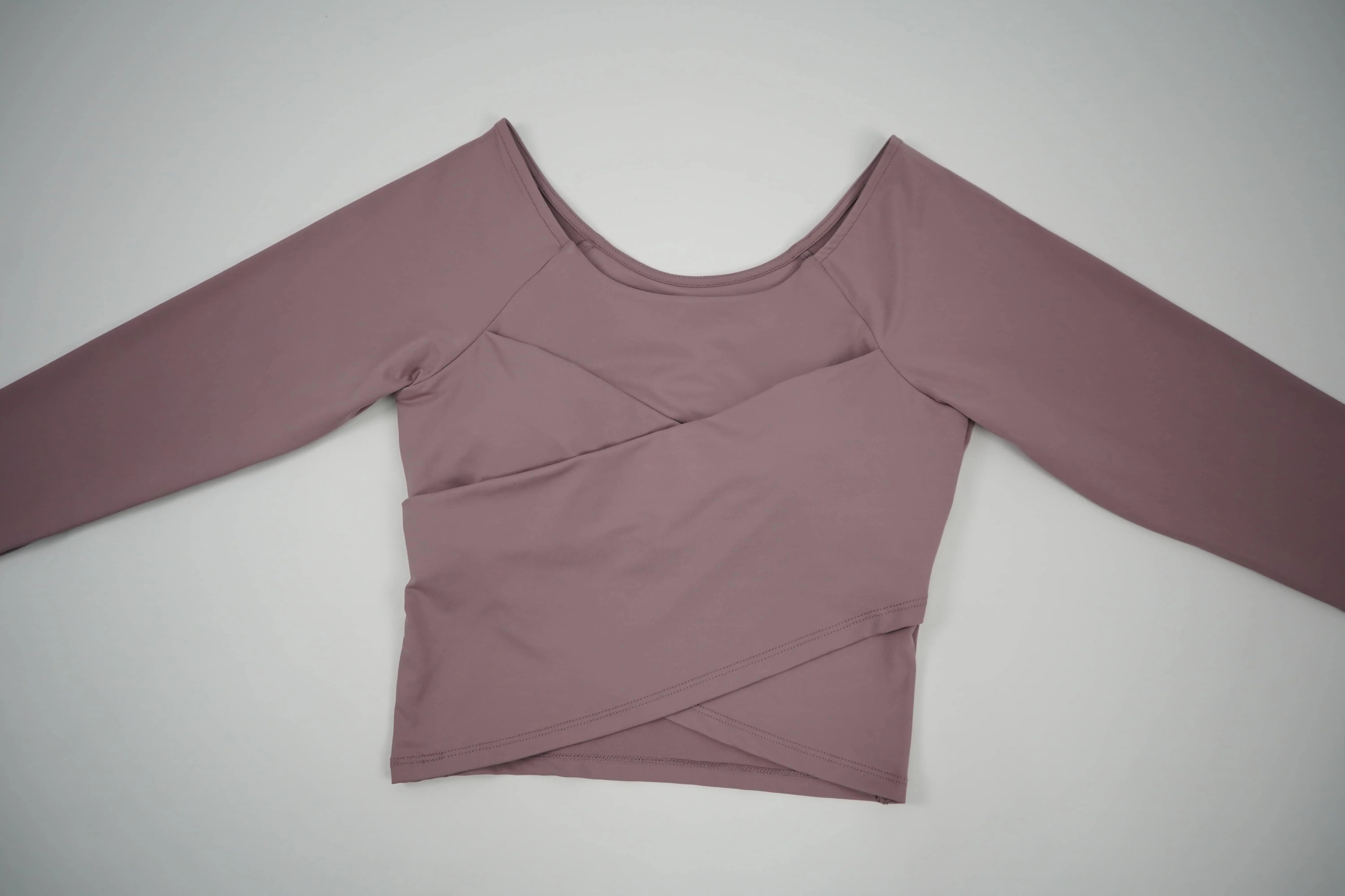 Stay cozy and stylish this season with our Long-Sleeved Yoga Clothes for autumn and winter!  Featuring cross pleats, slim fit, and perfect for fitness activities. We support wholesale and custom yoga wear sportswear!