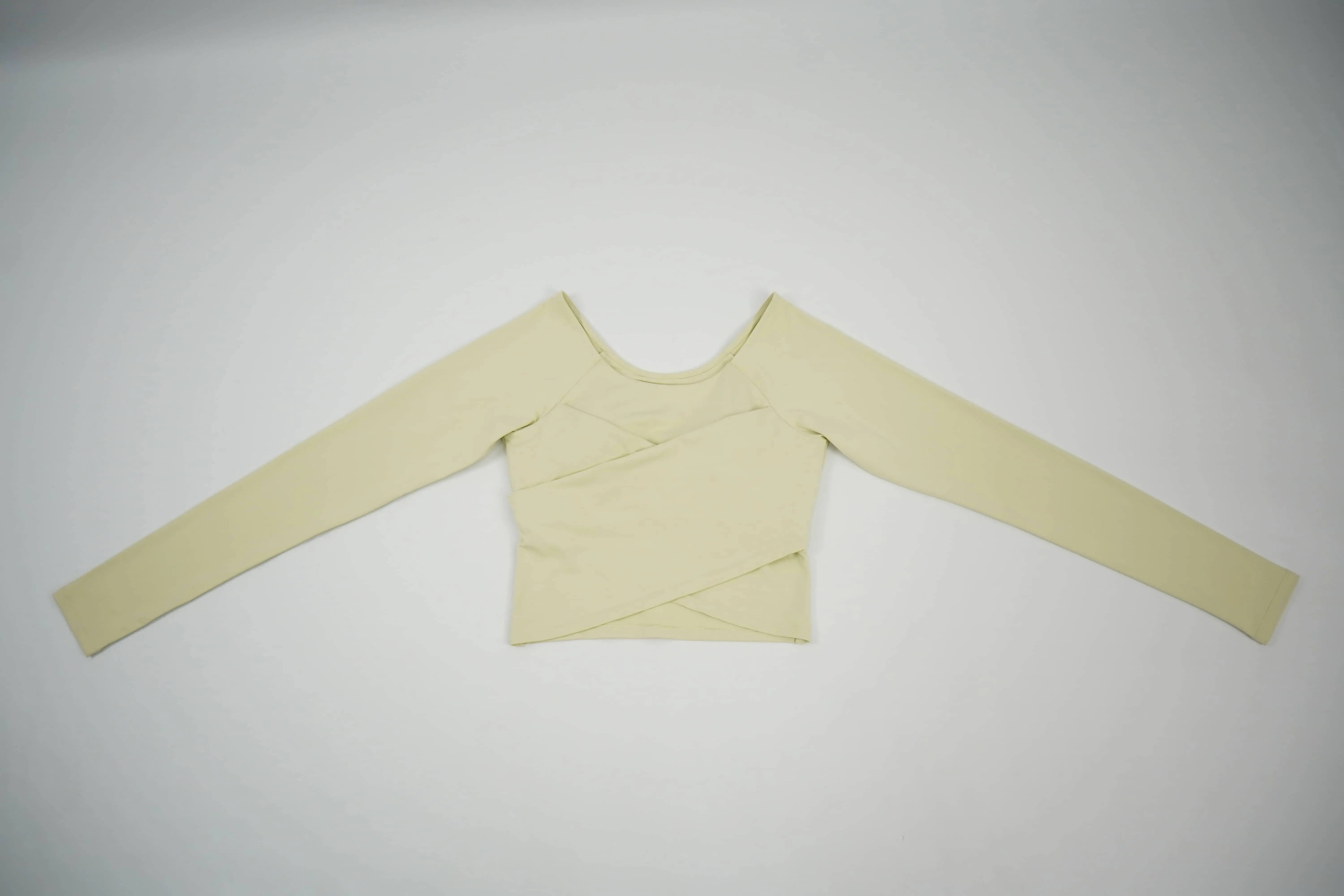 Stay cozy and stylish this season with our Long-Sleeved Yoga Clothes for autumn and winter!  Featuring cross pleats, slim fit, and perfect for fitness activities. We support wholesale and custom yoga wear sportswear!