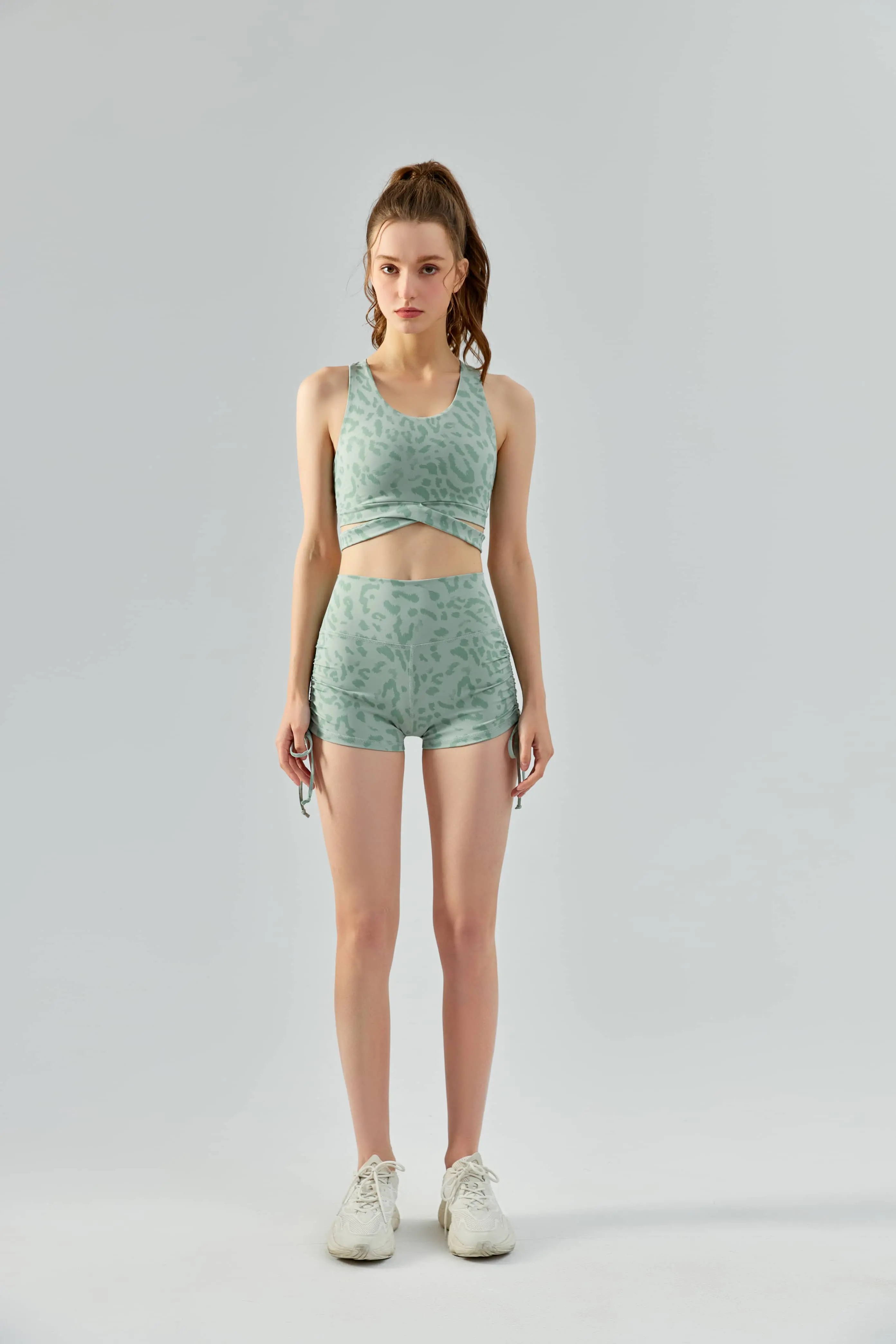 Women's Breathable Leopard Print Yoga Outfit with Integrated Padding